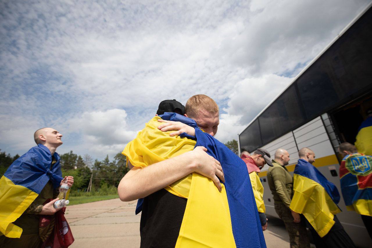 Сьогодні відбувся перший етап обміну військовополоненими: серед звільнених з російського полону є також захисники з Запорізької області