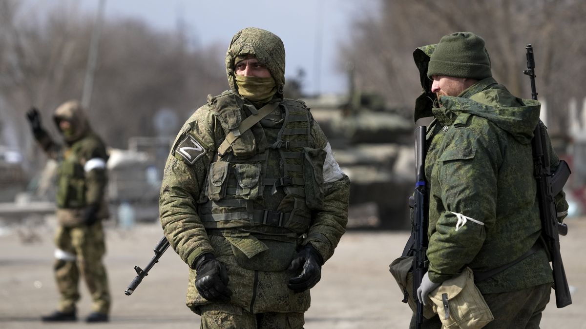 Російські загарбники збирають дрова для будівництва окопів у мешканців окупованої частини Пологівського району