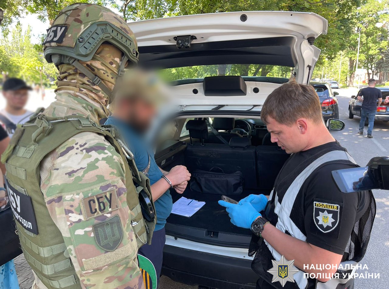 У Запоріжжі поліція затримала чоловіка, який обіцяв військовозобов’язаному допомогти ухилитися від призову за 12 тисяч доларів