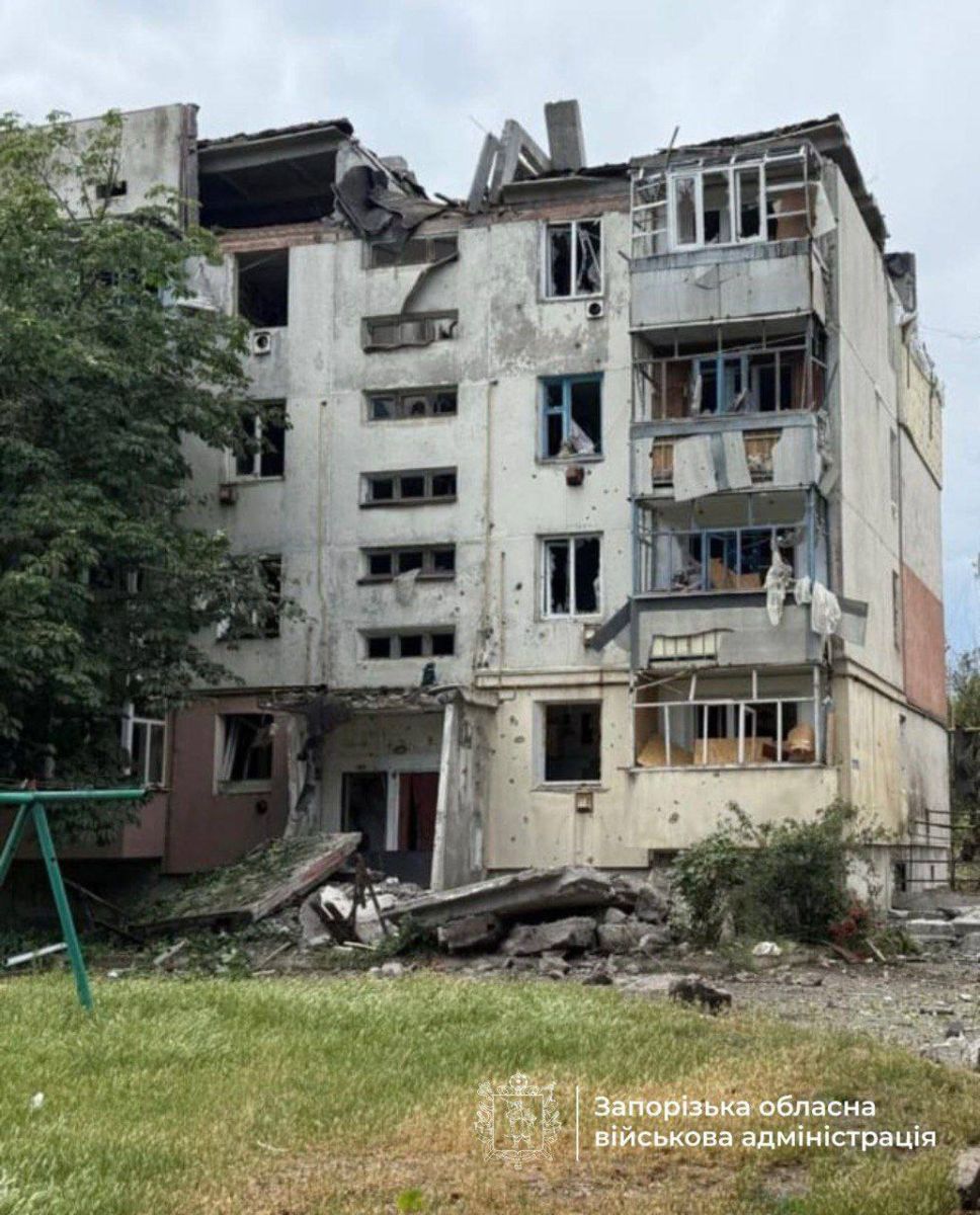 Зруйновано багатоповерхівку: росіяни намагаються важким озброєнням знищити  прифронтові населені пункти Запорізької області