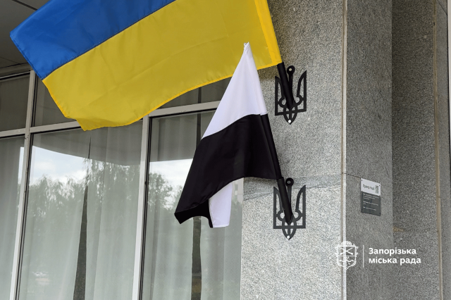 Прапори Надії на райадміністраціях: у Запоріжжі біля державних прапорів з'явилися символи боротьби