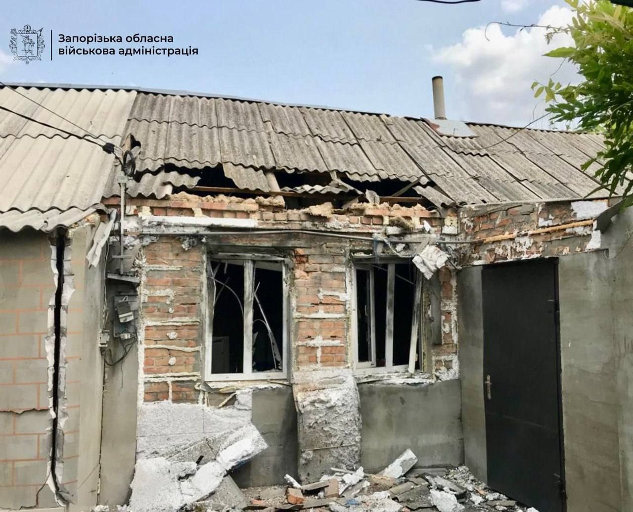 Пошкоджено оселі людей: ворог продовжує завдавати масовані удари по Запоріжжю та області