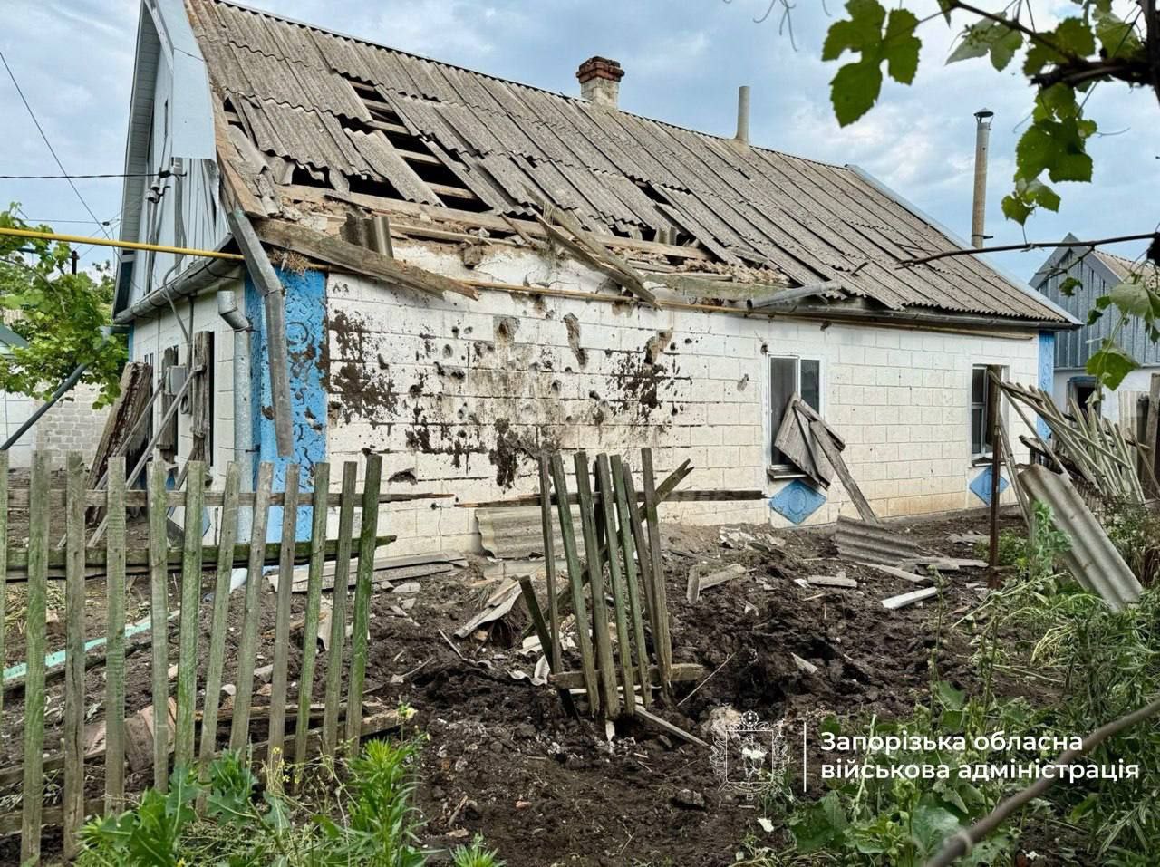 Гатять з усього виду озброєння: окупанти атакують прифронтові міста та села Запорізької області