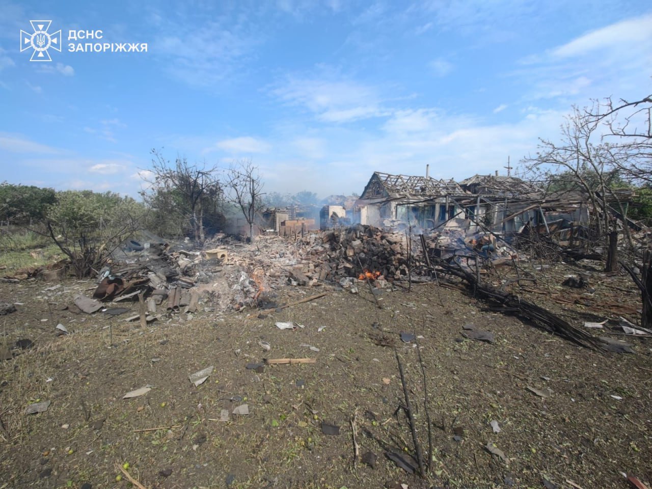 Внаслідок російського авіаудару по Пологівському району горіли будинки, ангари та магазини