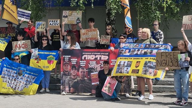 "Тиша вбиває”: у Запоріжжі рідні військовополонених нагадали про свій незатихаючий біль