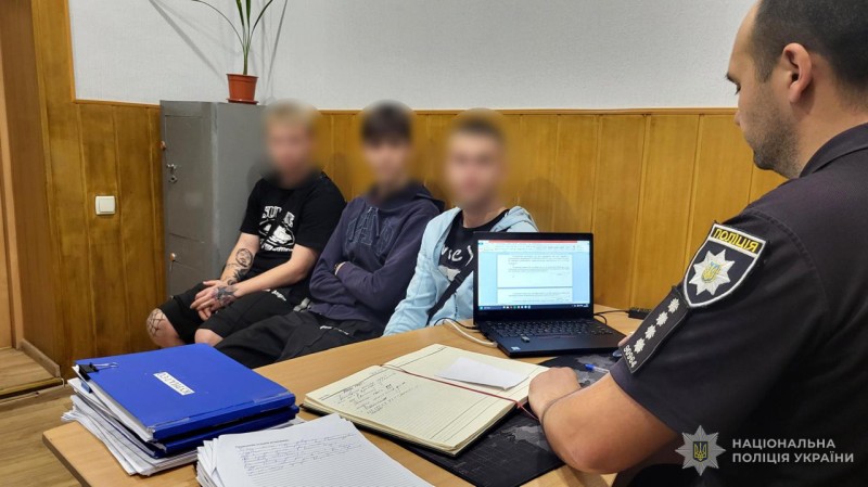 Діяли спонтанно, бо були п’яні: правоохоронці затримали молодиків, які у Запоріжжі вчинили наругу над стягом
