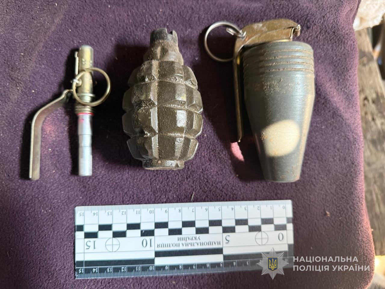 Граната, автомат та набої: запорізька поліція викрила двох чоловіків, які незаконно зберігали вогнепальну зброю та боєприпаси