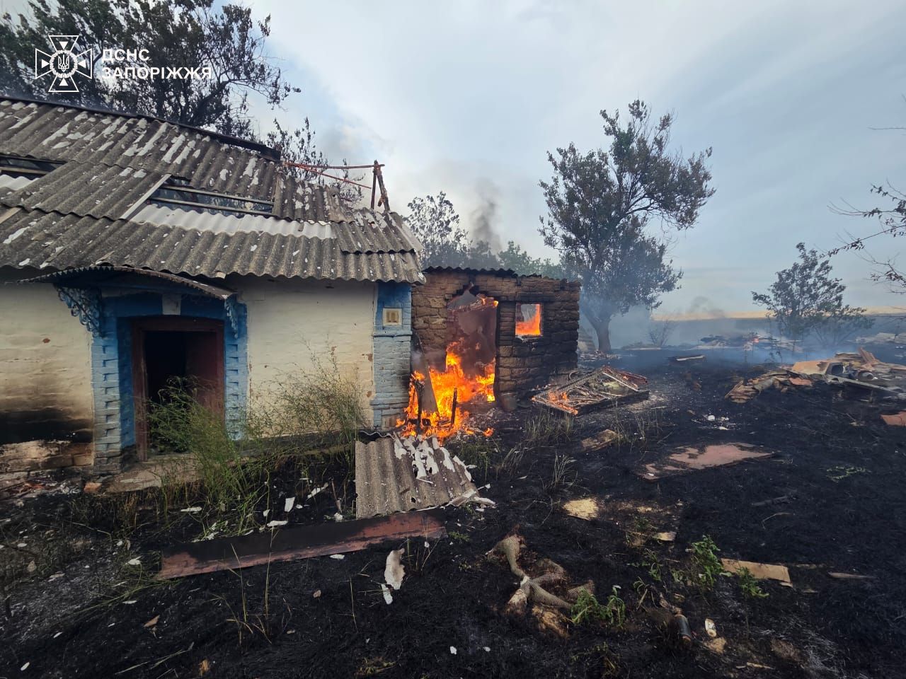 Через ворожі обстріли в Пологівському районі горіли житлові будинки, склад та господарча споруда
