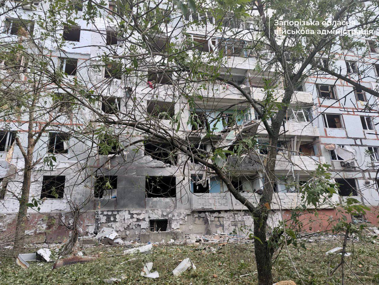 Вдарили по багатоповерхівці: внаслідок масовано ворожого удару по Степногірську загинула жінка