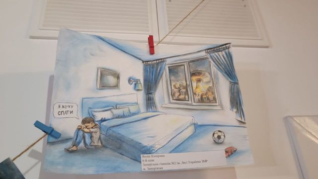 «Війна очима дітей»: у запорізькому музеї відкрили хвилюючу виставку малюнків, кращі з яких стануть ілюстраціями до книги