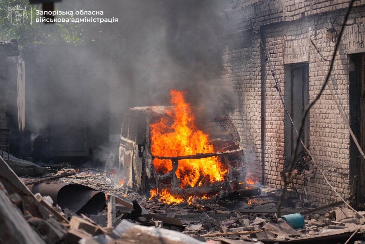 Пошкоджено оселі, гуртожитки, університет та поранено людей: вранці окупанти масовано вдарили безпілотниками по Запоріжжю, - ОНОВЛЕНО