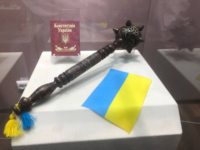 “Плакали, побачивши прапор”: у запорізькому музеї відкрилася виставка символів України