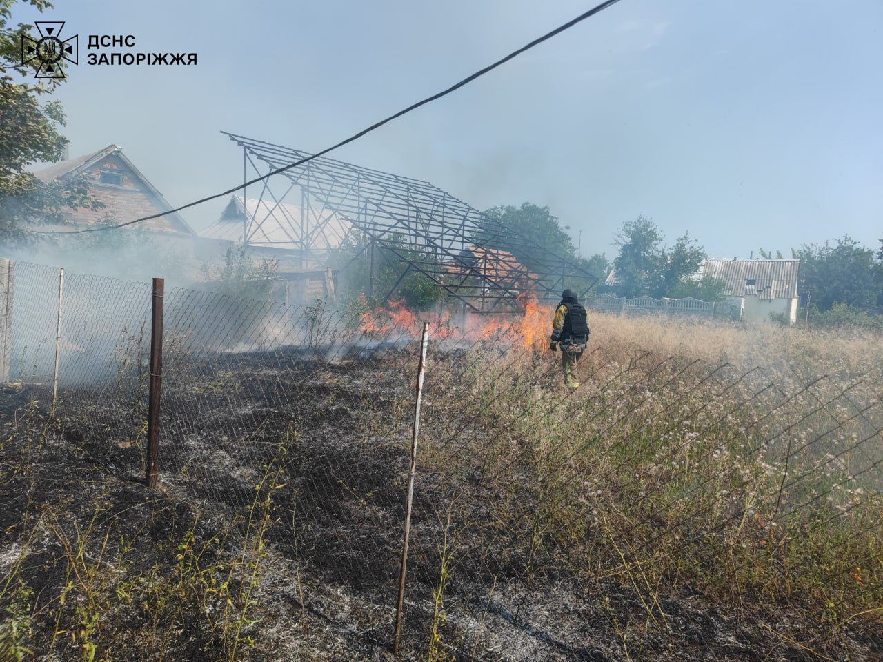 У Оріхові вогнеборці ліквідували пожежі за 35 адресами, що виникли через ворожі обстріли