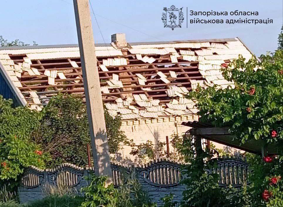 Поранено троє людей та пошкоджено оселі: росіяни нещадно гатять по Запорізькій області