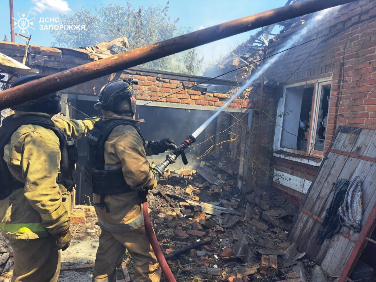 Горіли будинки та гаражі: в Пологівському районі через російські удари спалахнули пожежі