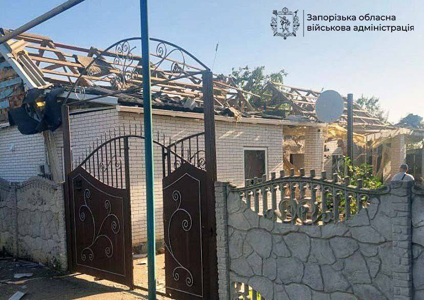 Зруйновано та пошкоджено оселі: росіяни продовжують гатити по Запорізькій області