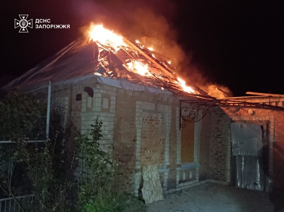 Горів дах будинку: внаслідок російської атаки в Оріхові виникла пожежа