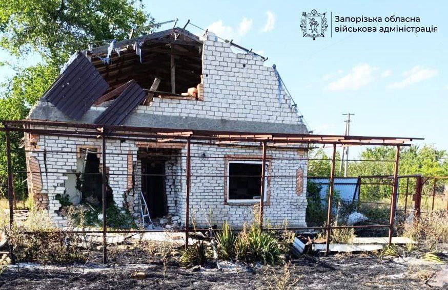 Зафіксовано 82 повідомлення про руйнування: ворог безперервно гатить по Запорізькій області