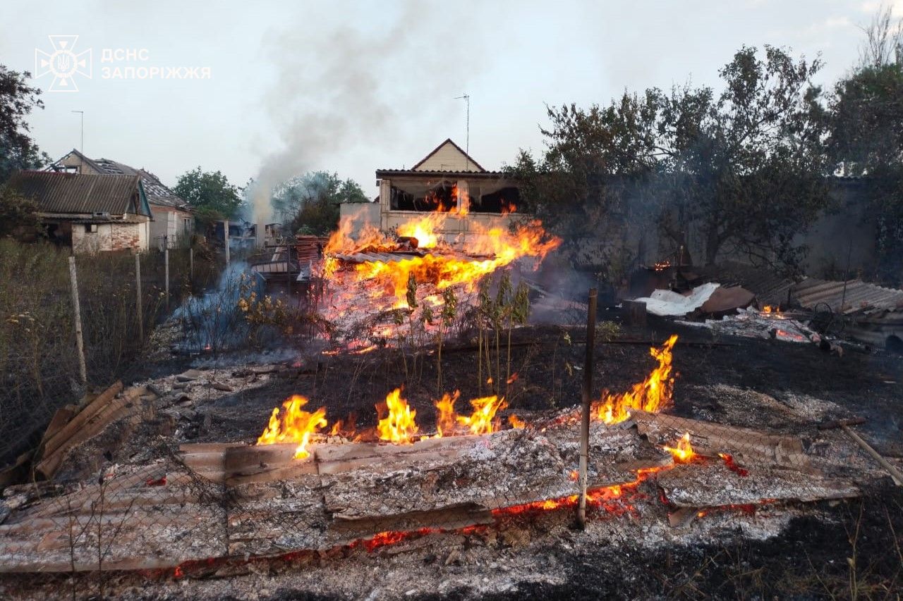 Горіли будинки та гаражі: в прифронтовому Оріхові через ворожі влучання зайнялась пожежа