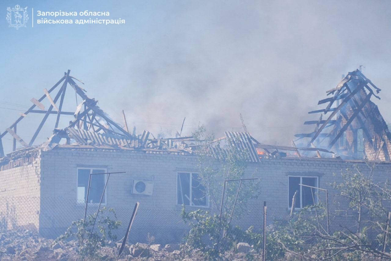 Пошкоджено близько 100 будинків, амбулаторія та школа: вранці ворог вдарив по селу в Запорізькій області