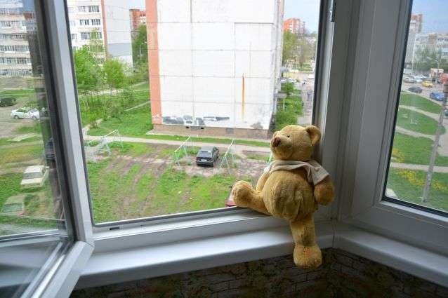 У Запоріжжі двоє дітей випали з вікон: маленька дівчинка загинула