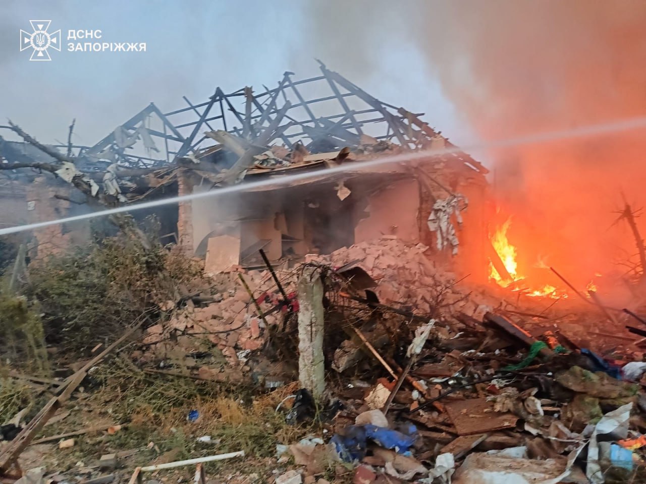 Удар по Оріхову: горів будинок та господарча споруда