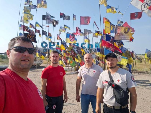 «Поїхали робити добрі справи»: у Запорізькій області загін швидкого реагування виїздить на місця обстрілів та евакуює людей з прифронтових міст