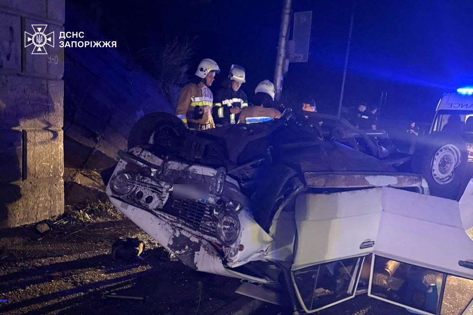 Минулої ночі у Запоріжжі 16-річний водій потрапив у ДТП: керманич у лікарні