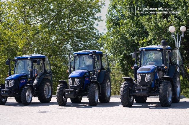 Для розгрібання завалів і вивозу будівельного сміття: Оріхівська громада отримала нову спецтехніку