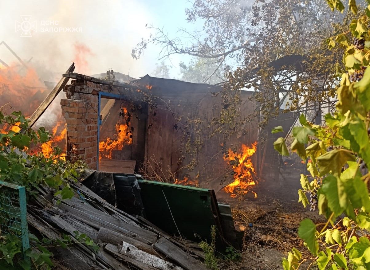 Горіли будинки та господарчі споруди в Оріхові через ворожі обстріли