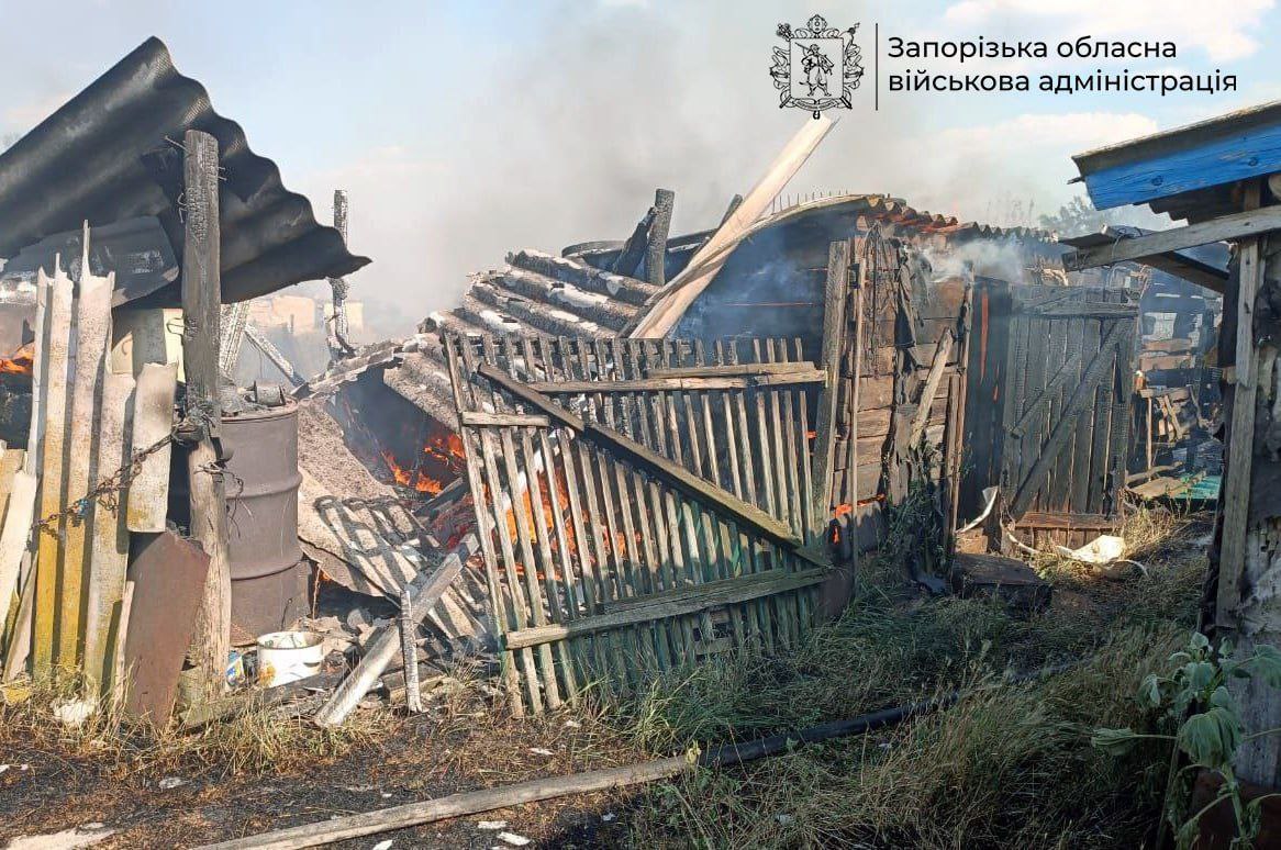 Пошкоджено оселі людей: ворог продовжує гатити з усього озброєння по Запорізькій області