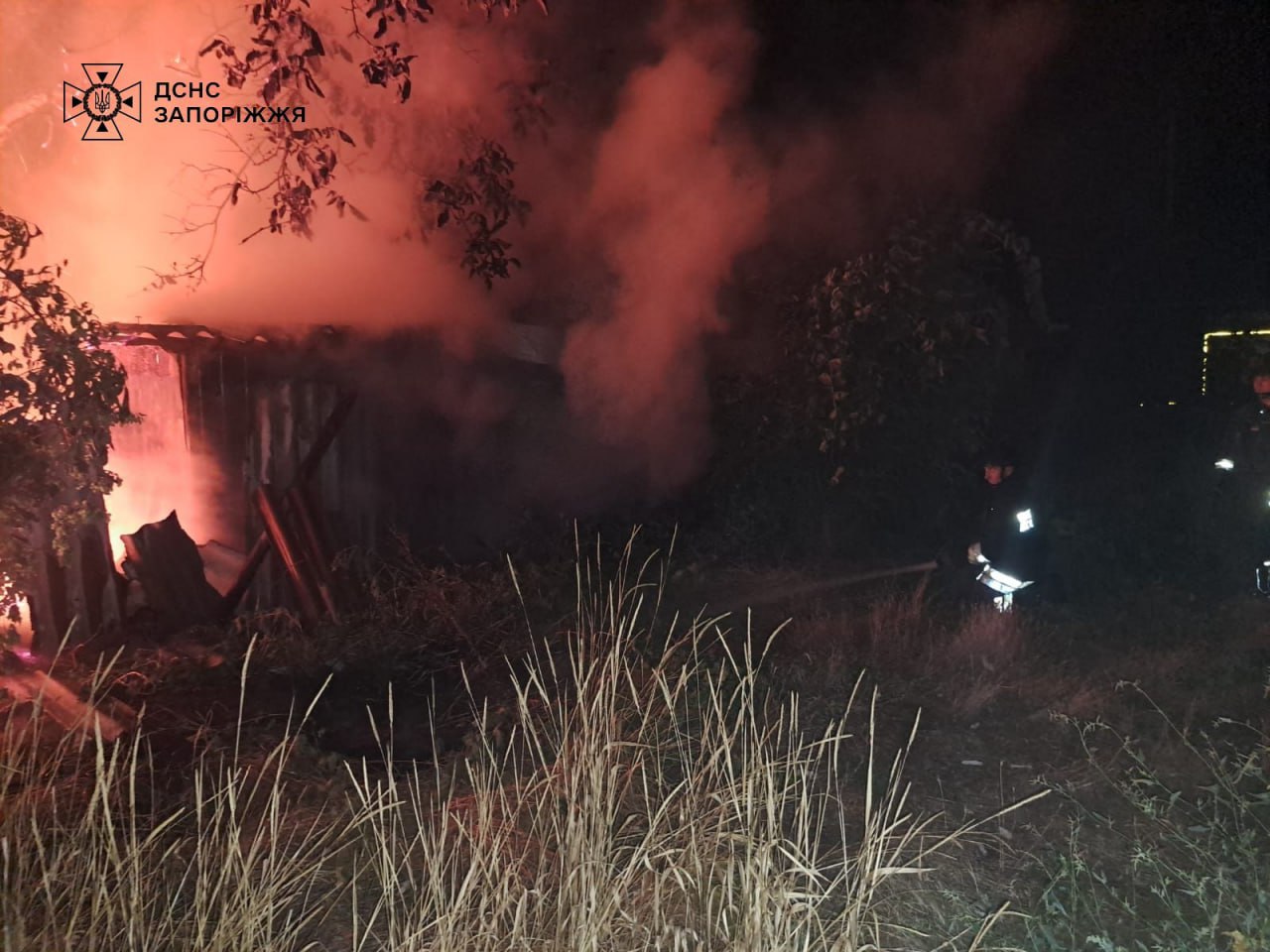 Через ворожі атаки у прифронтовому Оріхові спалахнули пожежі за 14 адресами