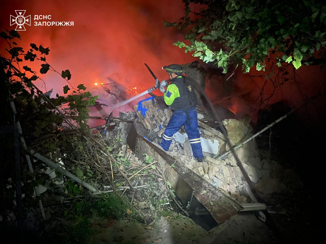 Через ворожі удари в Оріхові спалахнула пожежа