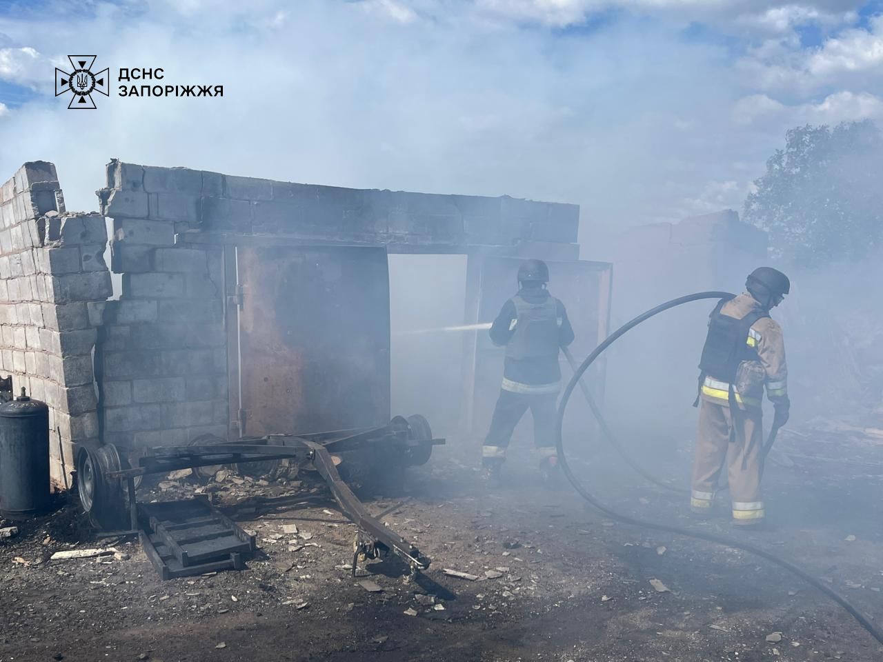Горіли житлові будинки: в Пологівському районі виникли пожежі через ворожі обстріли