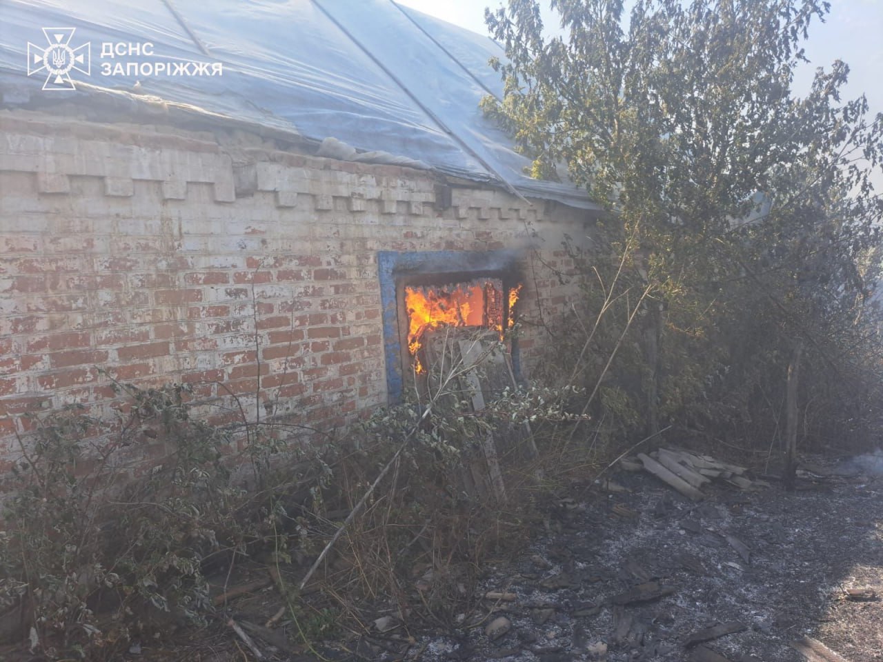 Через ворожі удари в прифронтовому Оріхові знову спалахнула пожежа