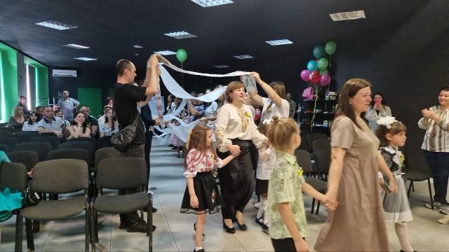 Під рушниками — у новий навчальний рік: в Оріхівському "Сузір’ї” влаштували яскраве свято Першого дзвоника