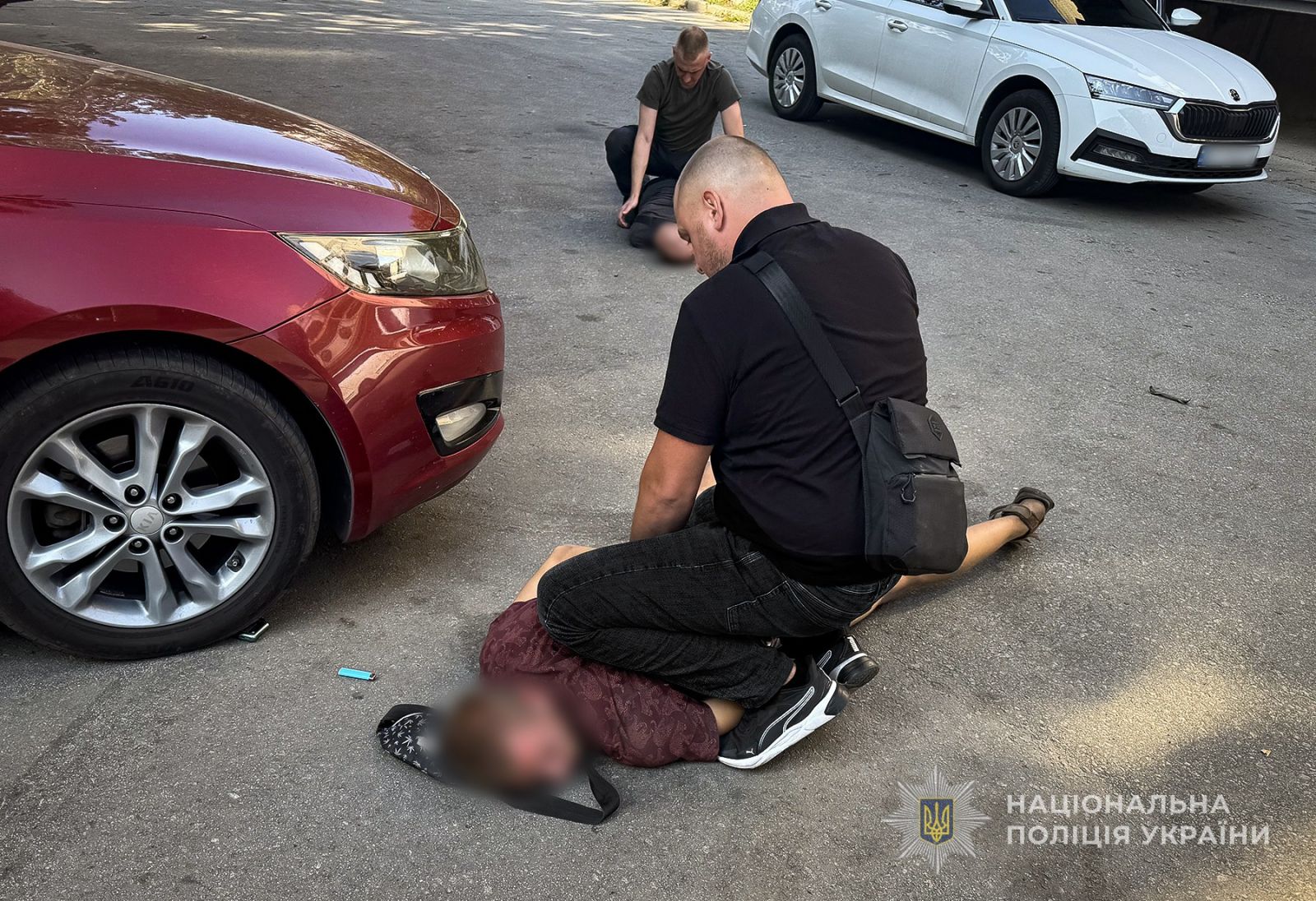 Вдарив по голові та пограбував: у Запоріжжі затримали чоловіка, який посеред білого дня напав на людину