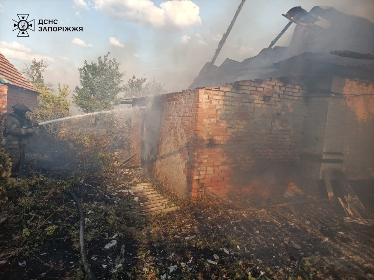 Через ворожі влучання за трьома адресами в Оріхові виникли пожежі