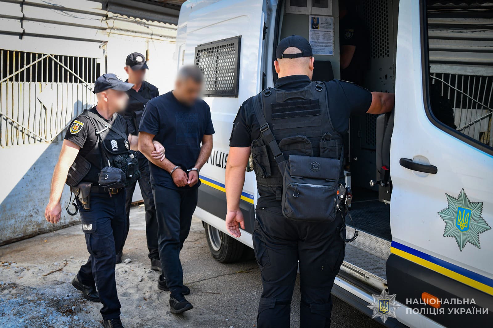 Зламали скриньку поштомата та викрали посилку: у Запоріжжі поліцейські затримали крадіїв майна