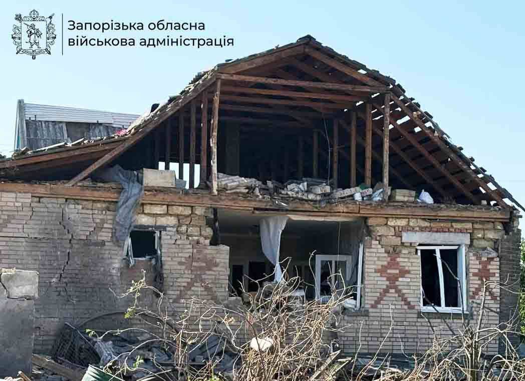 Пошкоджено квартири та будинки: ворог продовжує наносити удари по Запорізькій області
