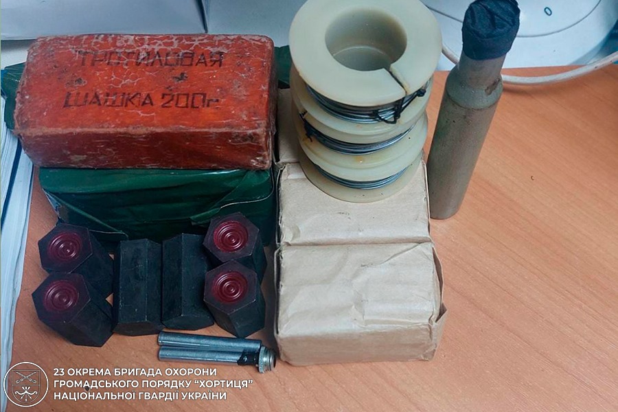 На блок-посту в Запоріжжі затримали 23-річного чоловіка, який намагався провести вибухівку та боєприпаси до обласного центру