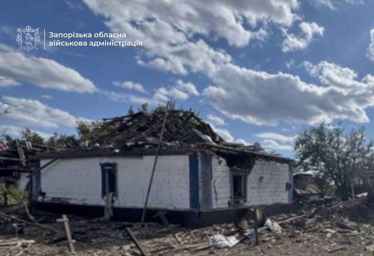 Авіаудар по Запорізькому району: поранено пенсіонерку, зруйновано школу та будинки