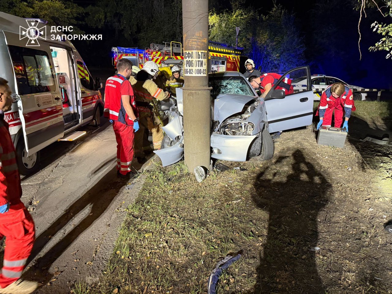 У Запоріжжі водій врізався з електроопору: постраждалого з авто деблокували рятувальники