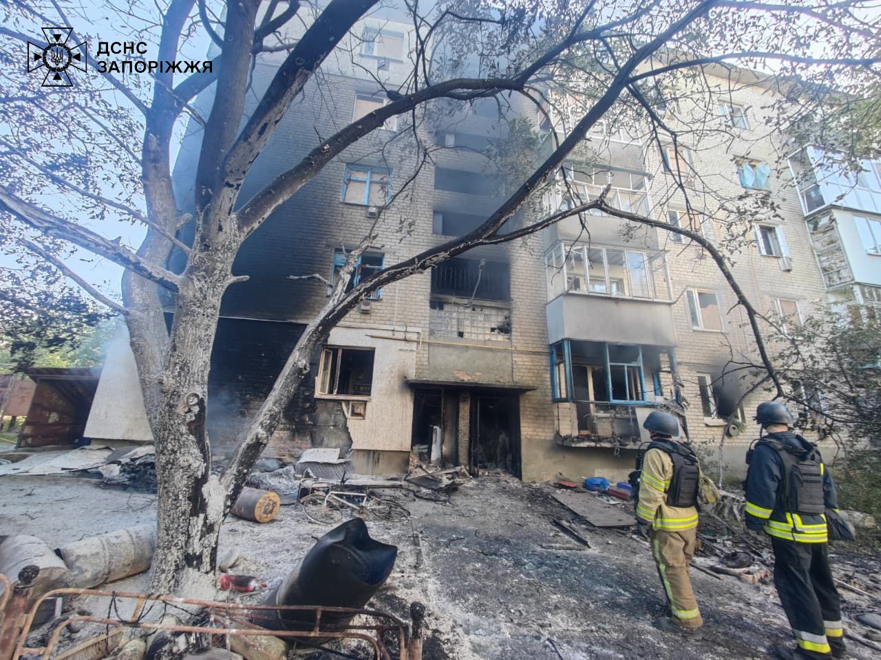 В Пологівському районі через ворожі удари спалахнула пожежа в багатоквартирному будинку