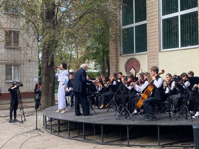 Місце для зустрічей з митцями та спілкування: у Запоріжжі відкрився арт-дворик