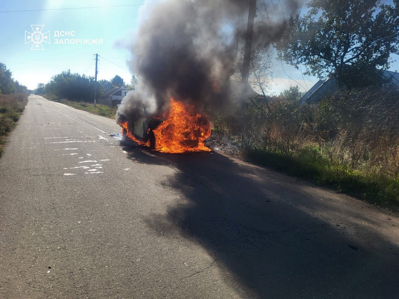 Горіли покрівлі та квартири двох п’ятиповерхівок через ворожі удари по Пологівському району