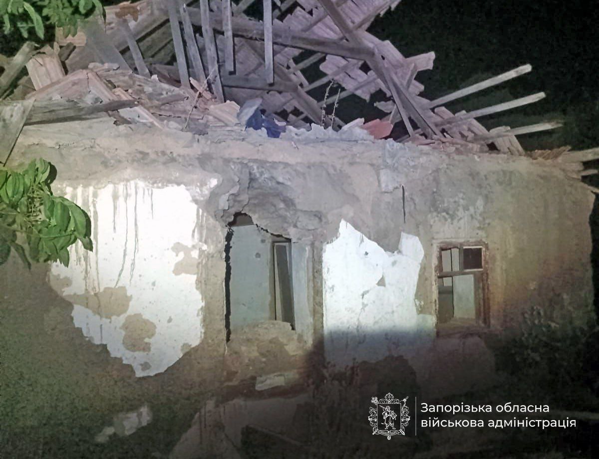 Поранено чоловіка та зруйновано оселі: наслідки ворожих влучань по Запорізькій області
