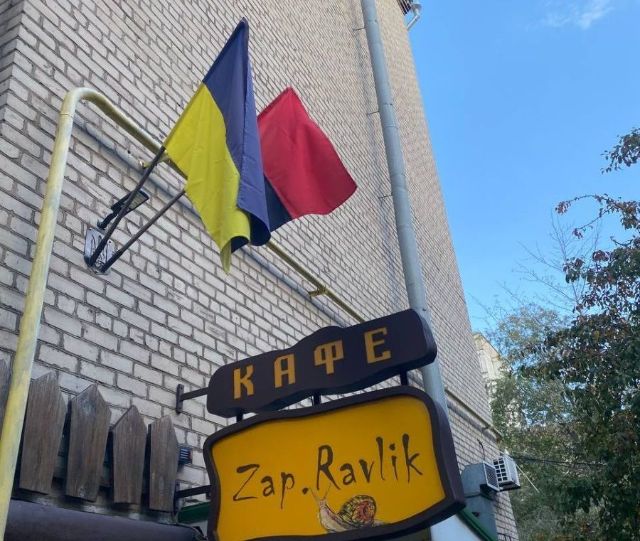 Бояться, що прилетить дрон: у Запоріжжі мешканці п'ятиповерхівки вимагали від власника кафе прибрати прапори
