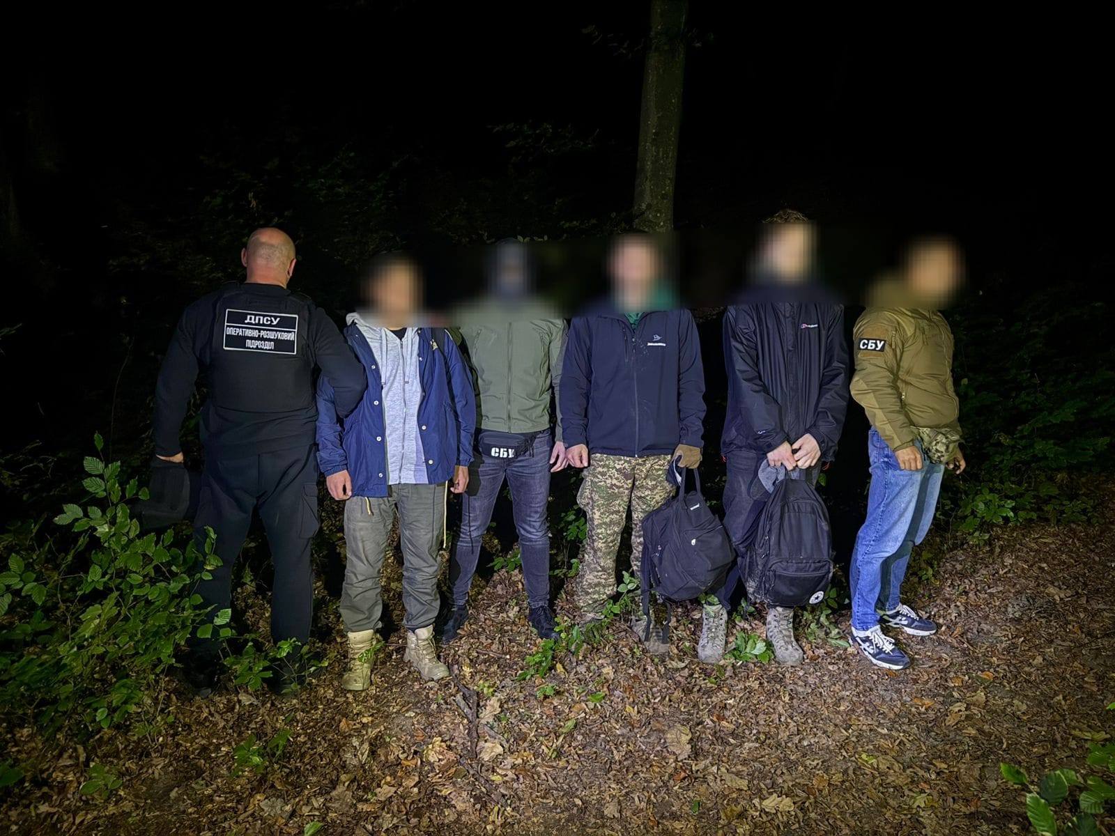 Двоє чоловіків з Запоріжжя намагались незаконно перетнути українсько-словацький кордон: їх затримали прикордонники