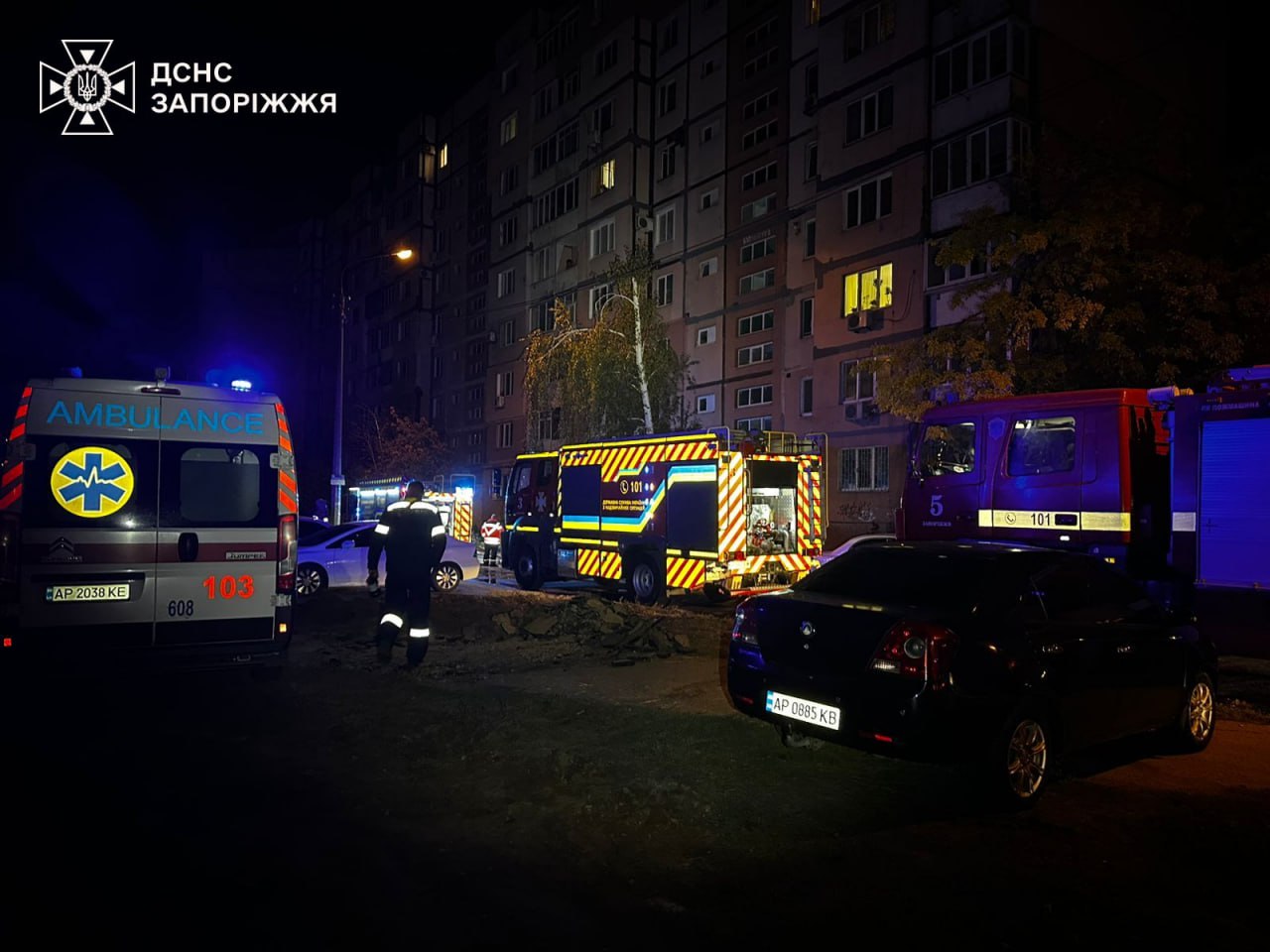 Увечері в запорізькій багатоповерхівці сталася смертельна пожежа: з будинку евакуювали 15 людей